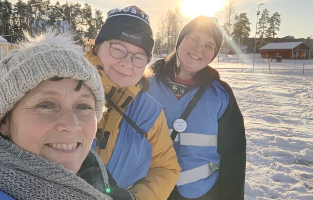 Talvisessa kuvassa Eurajoelta nuorisotyöntekijät Mia ja Riikka sekä koulunuorisotyöntekijä Kaisa