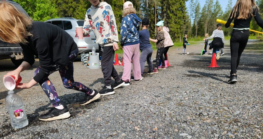 Kuvassa lapset leikkivät ulkona