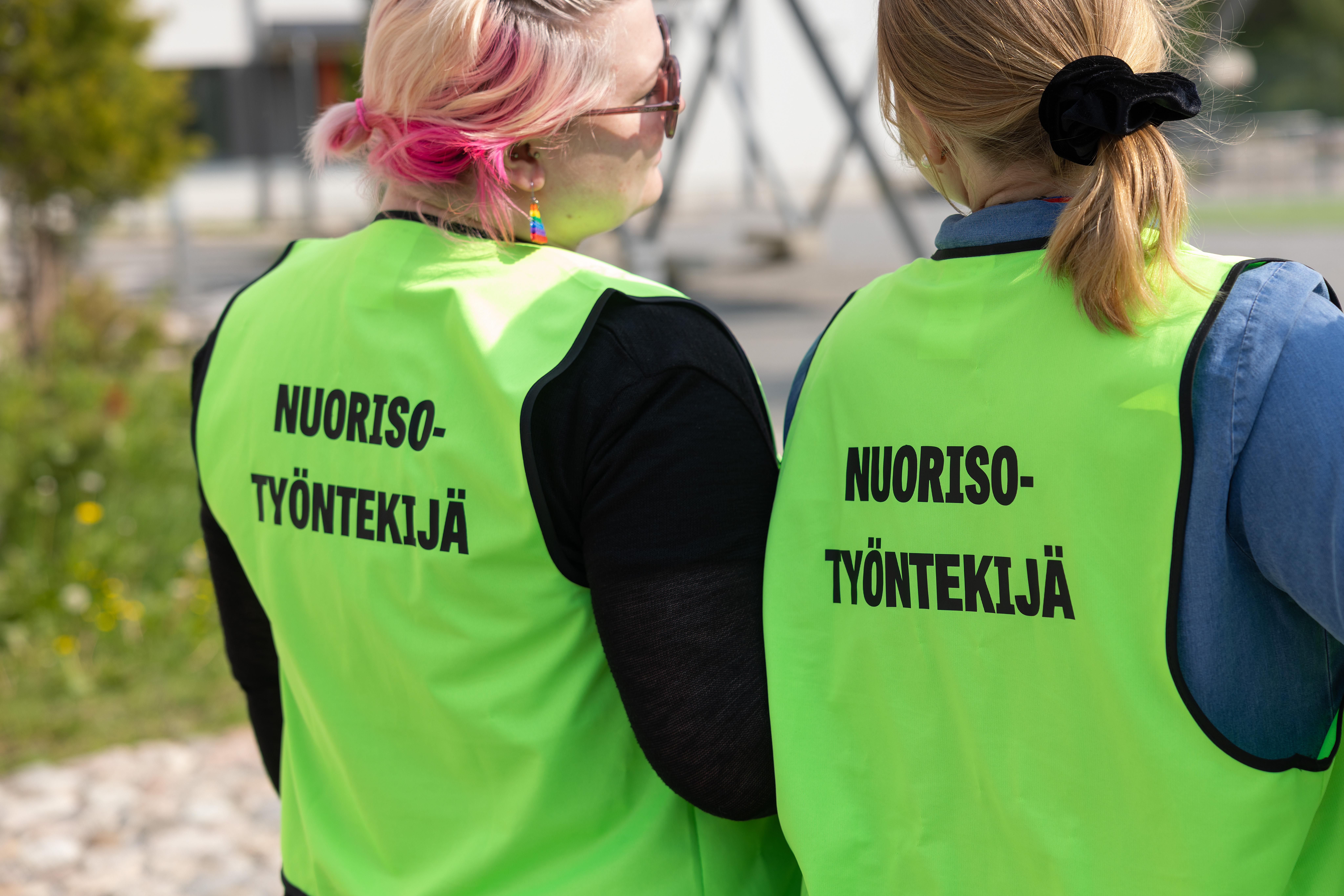 Kuvassa kaksi nuorisotyöntekijää
